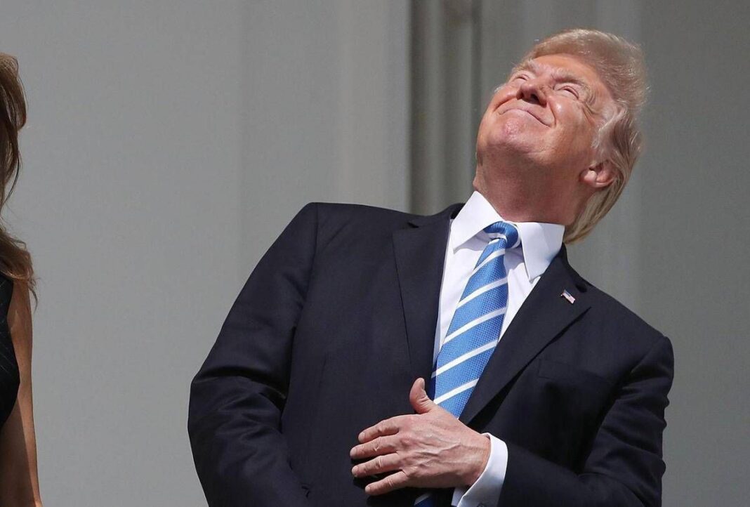 trump,-faccia-a-faccia-con-l’eclissi:-occhi-puntati-al-sole-e-niente-occhiali