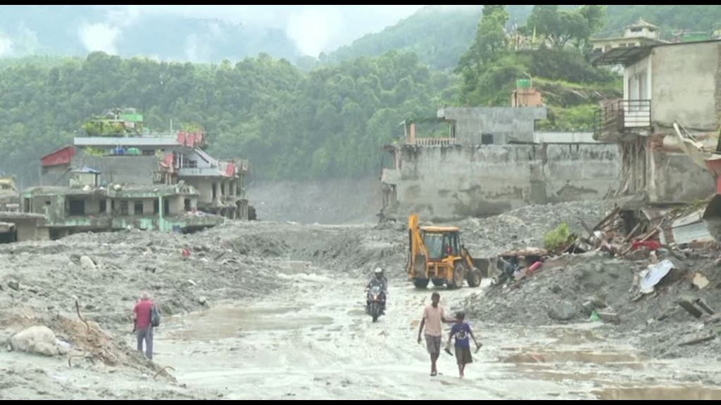 in-nepal-oltre-900-morti-e-4.500-dispersi,-si-scava-fra-il-fango
