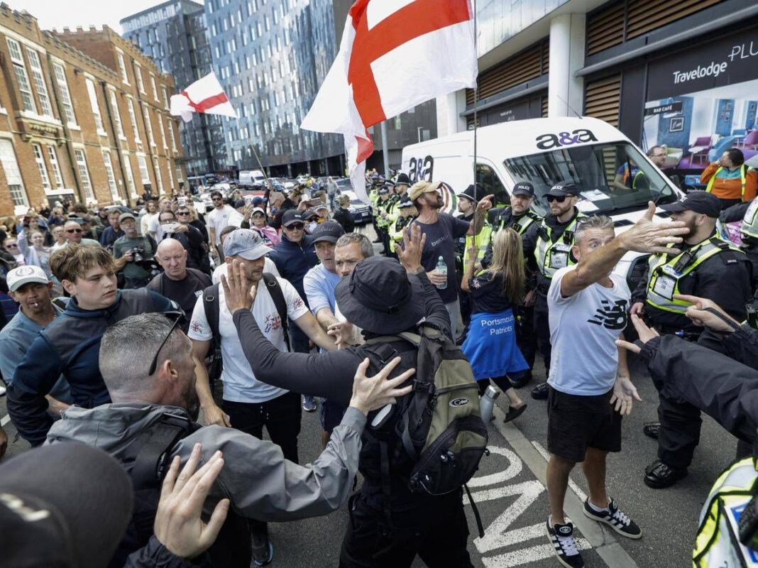 migranti,-nuove-manifestazioni-a-portsmouth:-“l’immigrazione-clandestina-deve-finire”